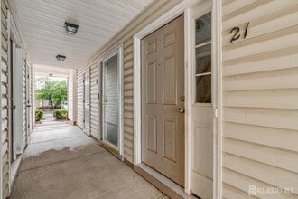 21 Inverness Dr in Edison, NJ - Building Photo - Building Photo