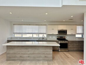 5403 W Wilshire Vista Ln in Los Angeles, CA - Building Photo - Building Photo