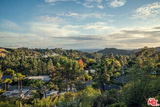 2701 Lake Hollywood Dr in Los Angeles, CA - Building Photo - Building Photo