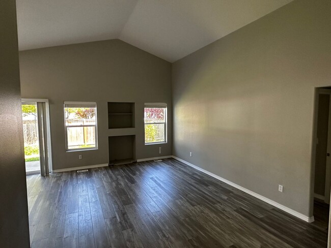431 Inglewood Ln in Woodburn, OR - Foto de edificio - Building Photo