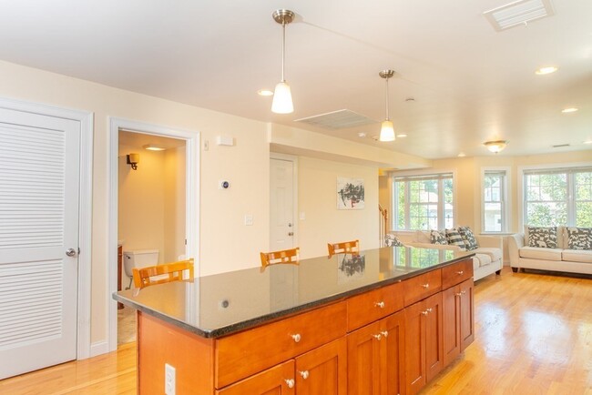 383 Hyde Park Ave, Unit 2 in Boston, MA - Building Photo - Building Photo