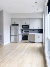 1058 W Cornelia Ave, Unit 1050-202 in Chicago, IL - Building Photo - Building Photo