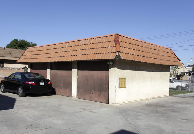 5610-5616 Newman St in Cypress, CA - Foto de edificio - Building Photo