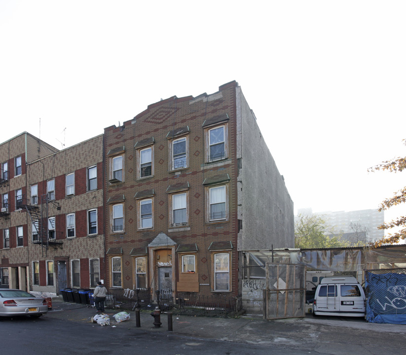 28 Scholes St in Brooklyn, NY - Building Photo