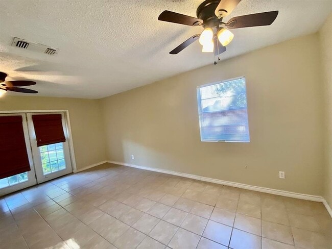 6801 Camden Ln in Groves, TX - Building Photo - Building Photo