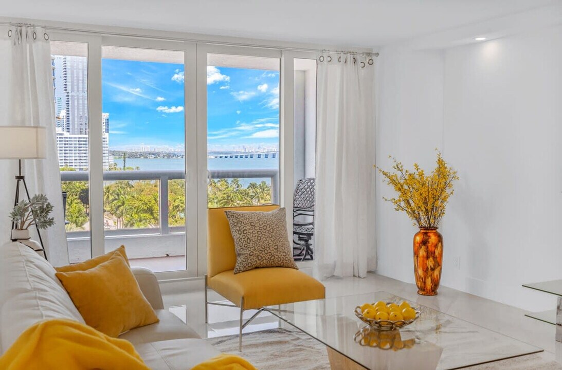 1717 N Bayshore Dr in Miami, FL - Building Photo
