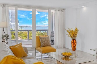 1717 N Bayshore Dr in Miami, FL - Building Photo - Building Photo