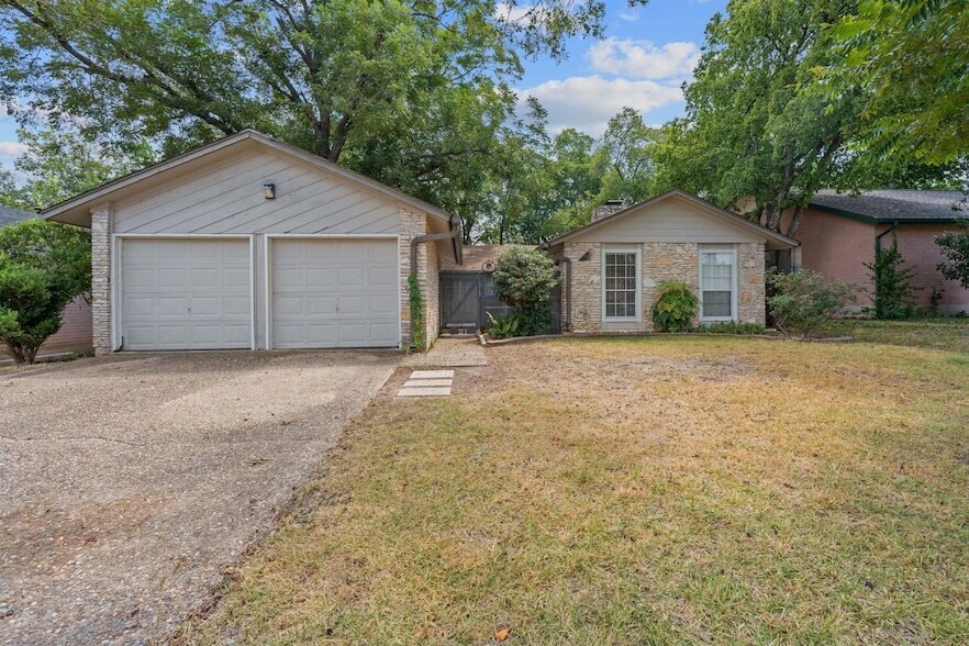 10103 Woodland Village Dr in Austin, TX - Building Photo