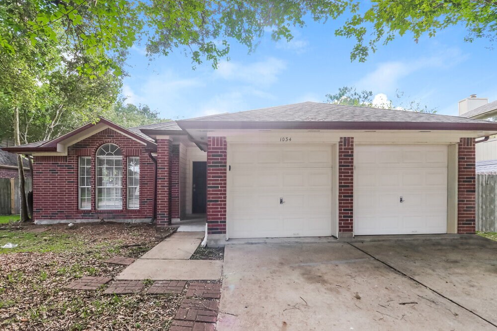 1034 Canterbury Dr in Pearland, TX - Building Photo