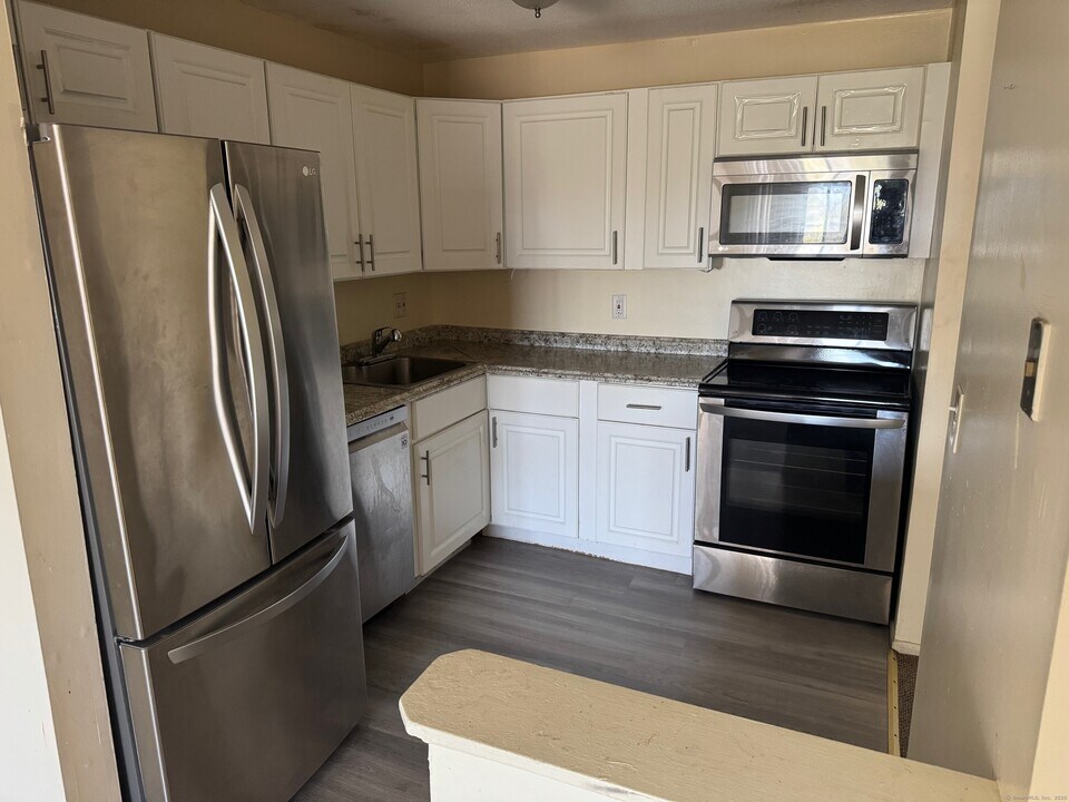 153 Bull Hill Ln in West Haven, CT - Building Photo
