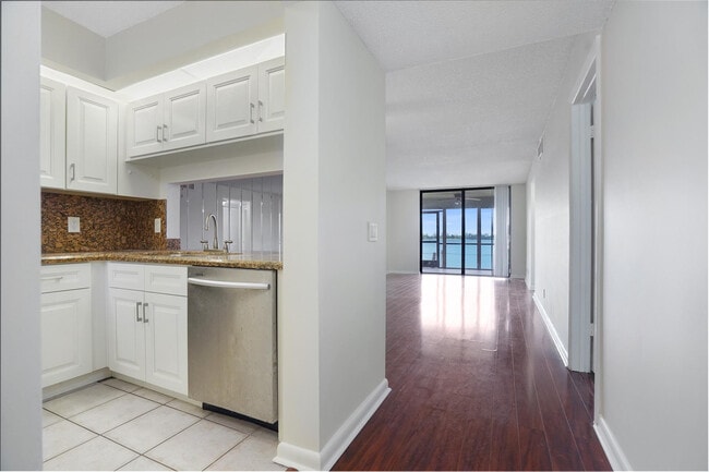 109 Lake Emerald Dr in Oakland Park, FL - Building Photo - Building Photo