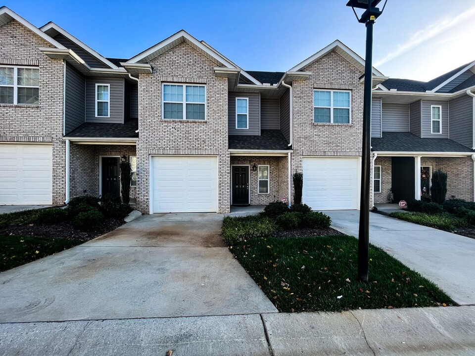 614 Friendway Rd in Greensboro, NC - Foto de edificio