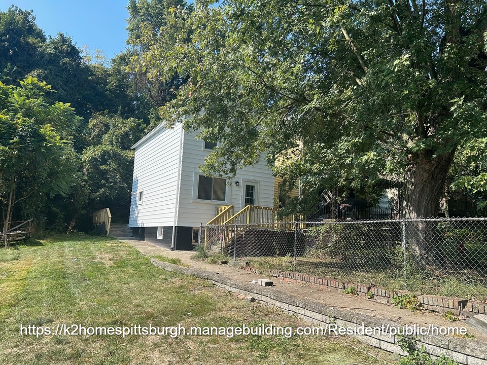 341 3rd St in Donora, PA - Building Photo