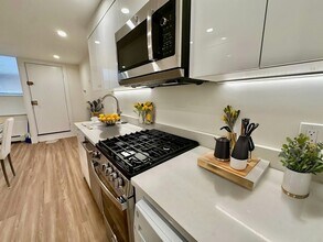 8 Grove St, Unit A in Boston, MA - Foto de edificio - Building Photo