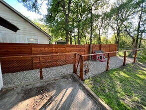 124 Oak River Dr in Cedar Creek, TX - Foto de edificio - Building Photo