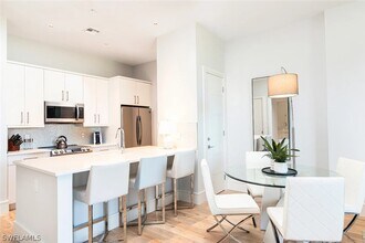 101 8th St S in Naples, FL - Foto de edificio - Building Photo