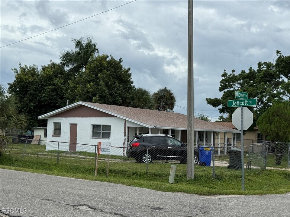 2629 Midway Ave in Ft. Myers, FL - Building Photo