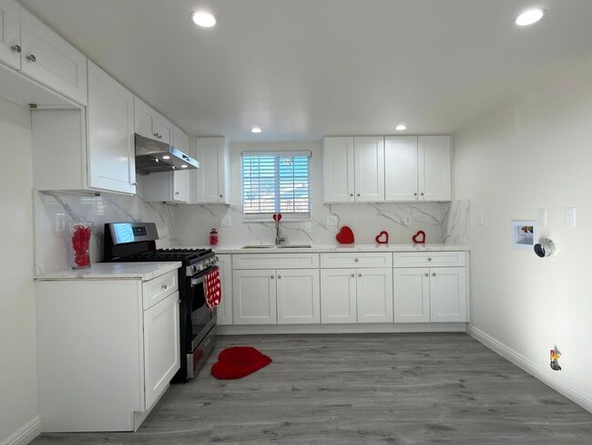 5970 Locust Ave in Long Beach, CA - Building Photo - Building Photo