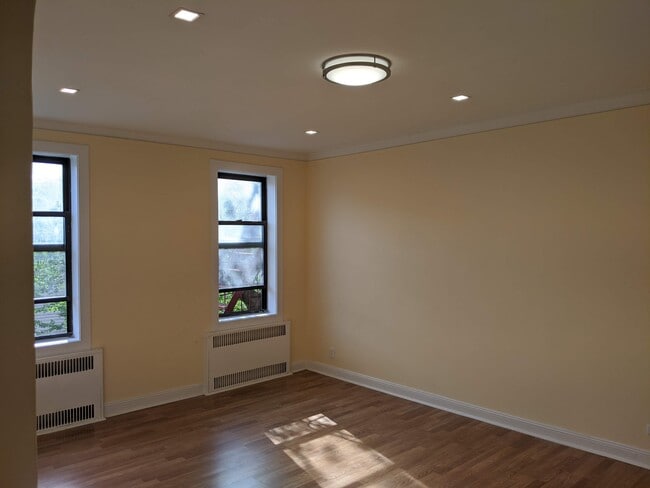 240 Ocean Pkwy, Unit 3 in Brooklyn, NY - Foto de edificio - Building Photo