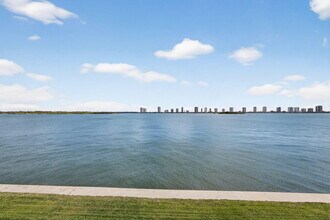 100 Shore Ct in North Palm Beach, FL - Building Photo - Building Photo