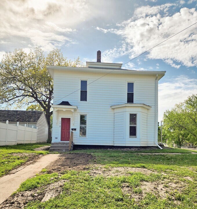 114 N 7th St-Unit -114.5 N 7th St in Knoxville, IA - Building Photo