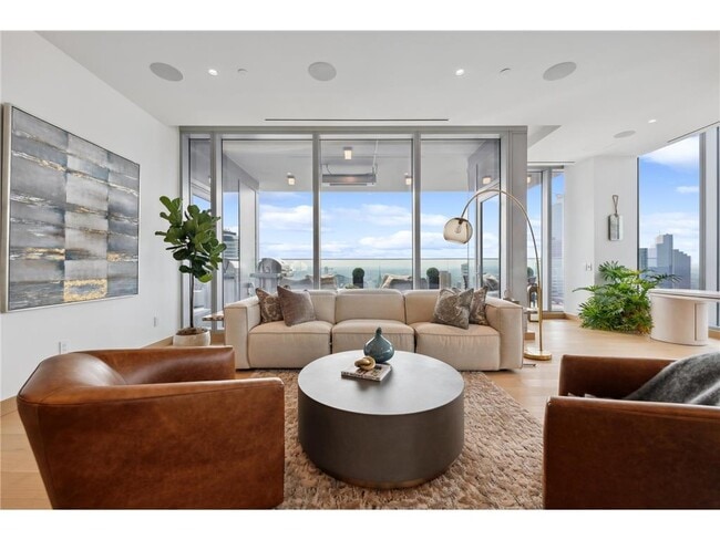255 Hennepin Ave in Minneapolis, MN - Building Photo - Building Photo