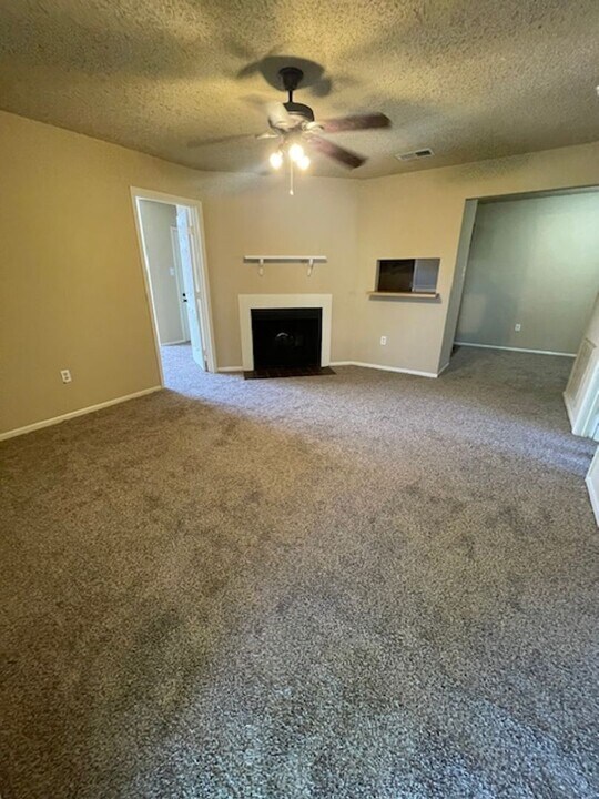843 Hammond Manor Dr in Baton Rouge, LA - Foto de edificio