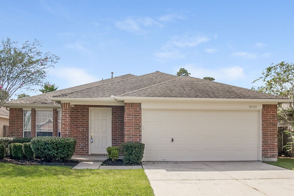 32123 Decker Oaks Dr in Pinehurst, TX - Building Photo