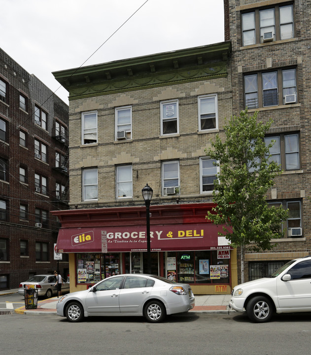 901 New York Ave in Union City, NJ - Building Photo