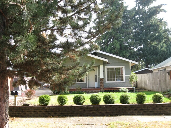 215 Vancouver Ave in Medford, OR - Building Photo - Building Photo