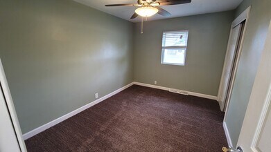 903 Cleveland Ave, Unit East in Charleston, IL - Building Photo - Building Photo