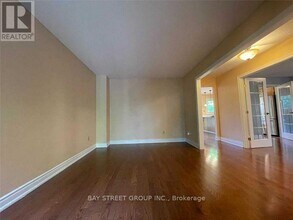 1028 Bridlewood Trail in Oakville, ON - Building Photo - Building Photo