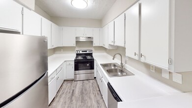 Castle Creek Apartments in Decatur, GA - Building Photo - Building Photo