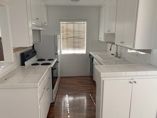 1055 S Holt Ave, Unit 3 in Los Angeles, CA - Building Photo - Building Photo