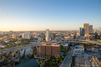 185 SW 7th St, Unit # 2901 in Miami, FL - Foto de edificio - Building Photo