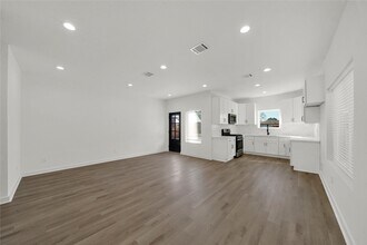 8402 Double in Houston, TX - Building Photo - Building Photo