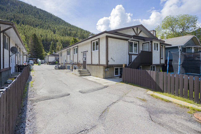 406 Muskrat St in Banff, AB - Building Photo - Primary Photo