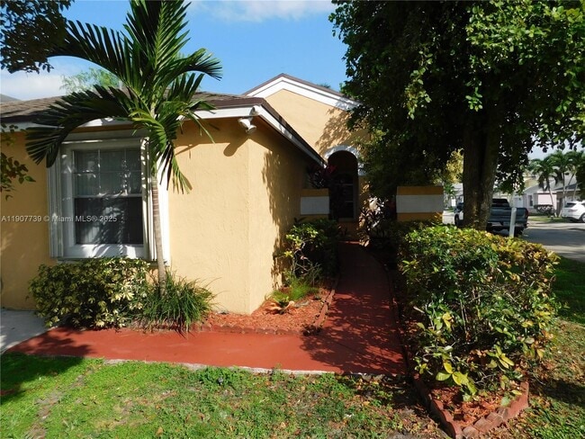 2851 River Run Cir W in Miramar, FL - Building Photo - Building Photo