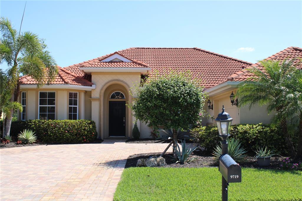 9719 Discovery Terrace in Bradenton, FL - Foto de edificio
