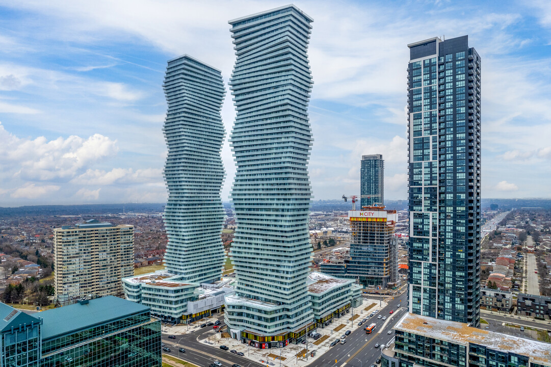 M1 in Mississauga, ON - Building Photo