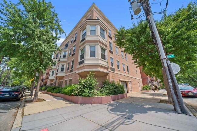 242 Barrow St in Jersey City, NJ - Building Photo - Building Photo