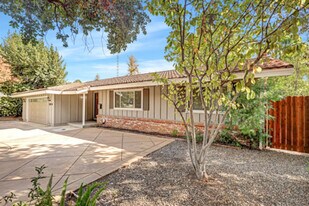 908 Anderson Rd in Davis, CA - Building Photo