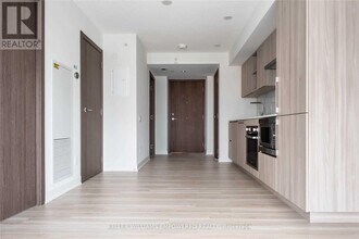 17 Bathurst St in Toronto, ON - Building Photo - Building Photo