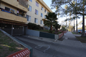 Eleven Eleven Apartments in Los Angeles, CA - Foto de edificio - Building Photo