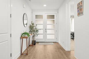 5891 SW 67th Pl in Portland, OR - Building Photo