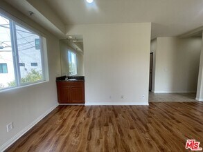 4921 Kester Ave-Unit -107 in Los Angeles, CA - Building Photo - Building Photo