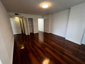 349 NE 33rd St, Unit B2 in Miami, FL - Building Photo - Building Photo