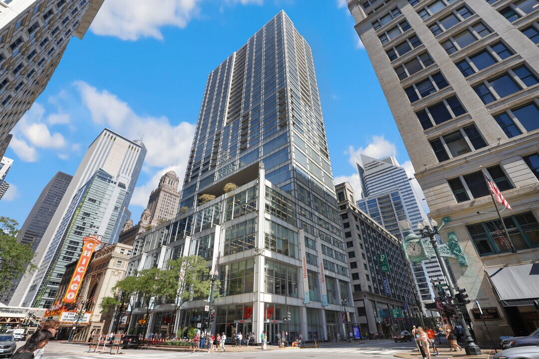 8 E Randolph St in Chicago, IL - Building Photo