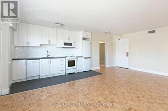 95-495 Lawton Blvd in Toronto, ON - Building Photo - Building Photo