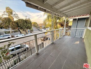 1200 Laveta Terrace in Los Angeles, CA - Foto de edificio - Building Photo